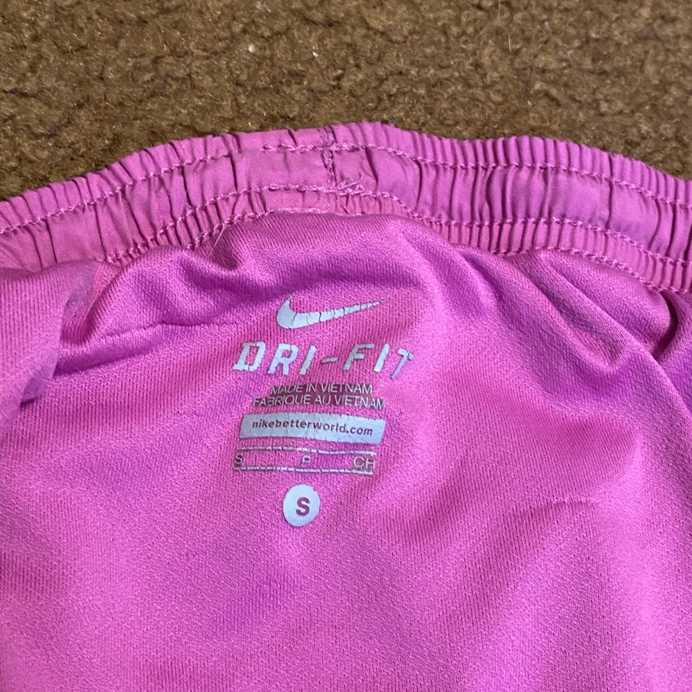 small pink nike shorts - Picture 3 of 3